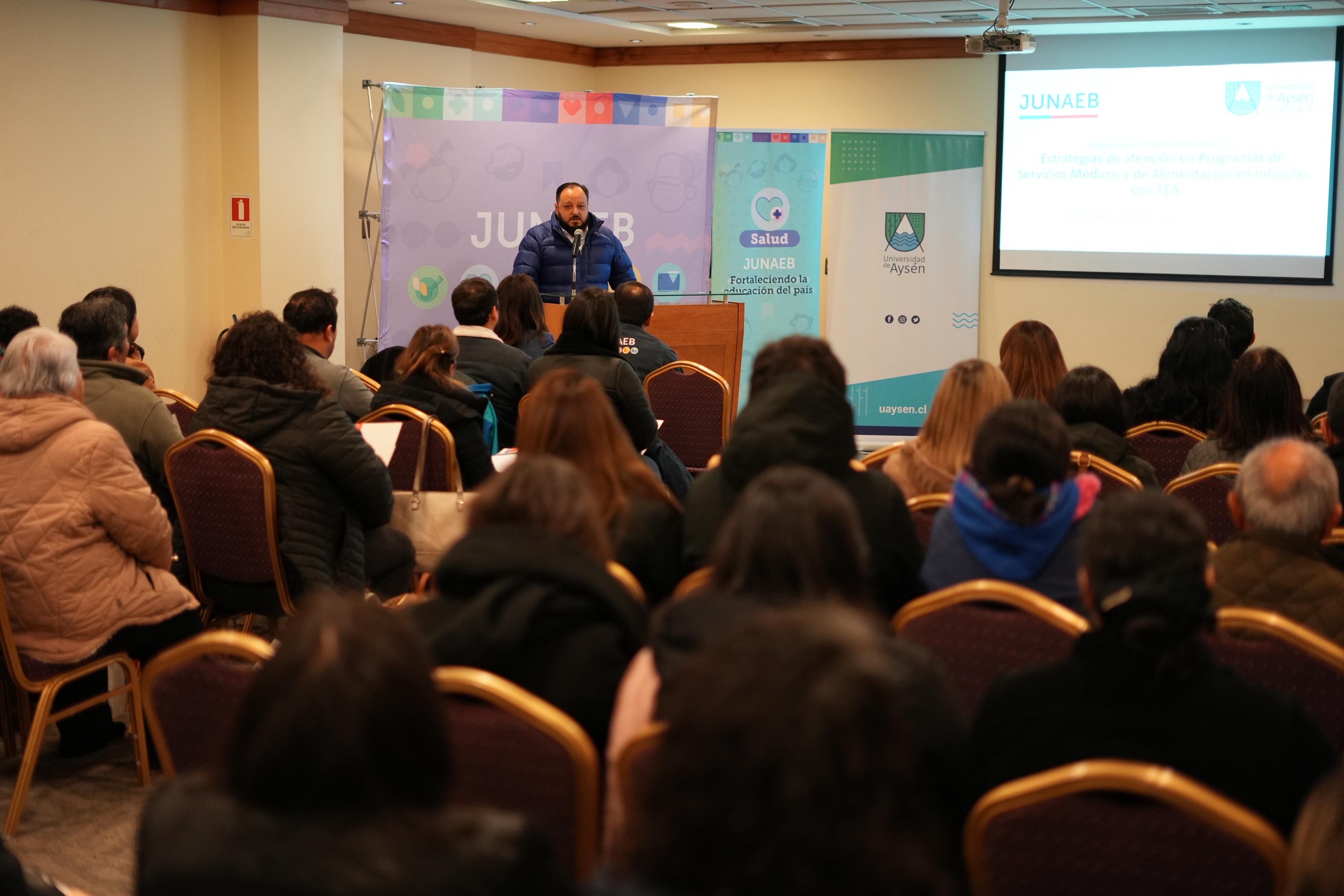 JUNAEB y UAysén capacitan a más de 70 profesionales en estrategias para el trabajo con niñez con Trastorno del Espectro Autista