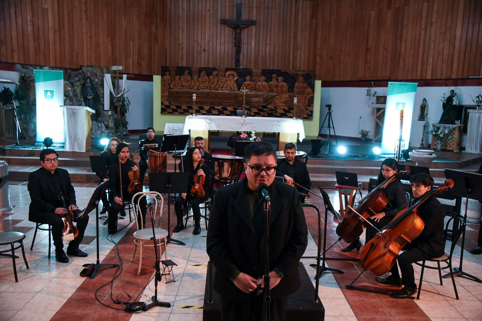 Centenares de personas aplauden el estreno de la Orquesta de Cámara Profesional de la UAysén