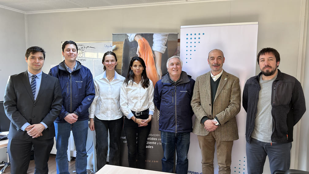 Universidad de Aysén y AquaChile sellan alianza estratégica para sostenibilidad salmonicultora