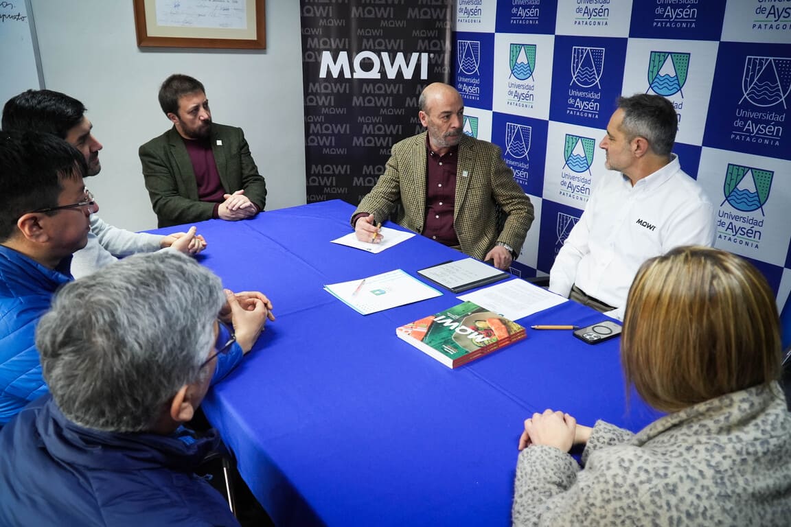 Universidad de Aysén firma convenio con empresa salmonera más grande del mundo
