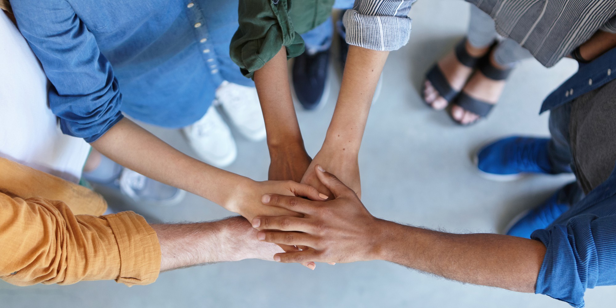 young-colleagues-working-together-cafe-1